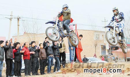 農(nóng)民摩托車特技表演