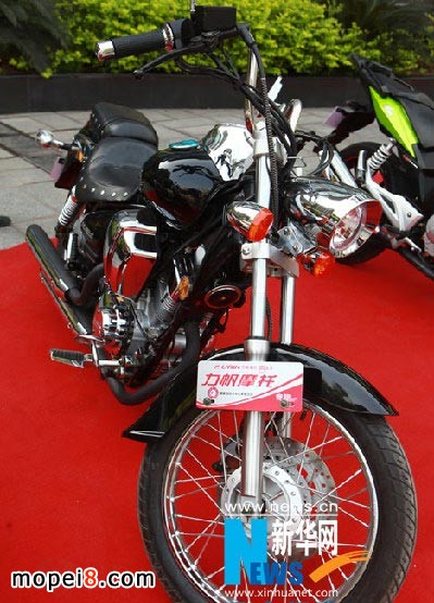 獲獎(jiǎng)的力帆V250(LF250-P)摩托車
