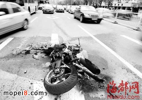 摩托車(chē)起火燒成廢鐵
