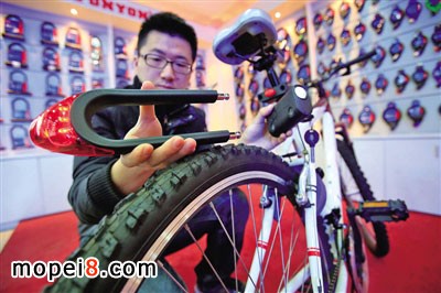 通用鎖具研發(fā)的新型發(fā)光自行車(chē)鎖還可以當(dāng)作尾燈