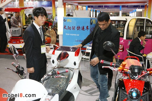 太陽能驅動的新能源摩托車