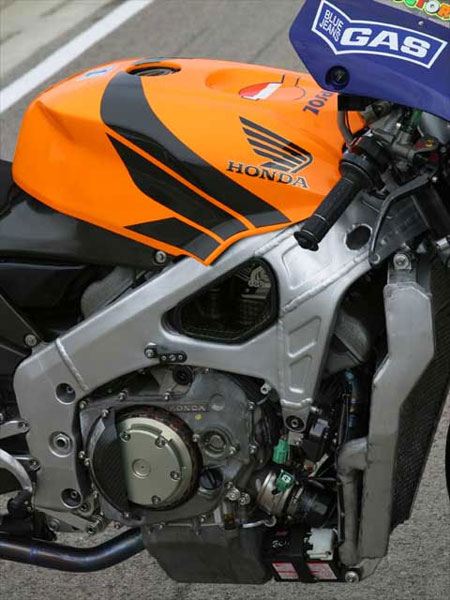 雙翼梁鋁合金車架環抱著纖巧的V5引擎