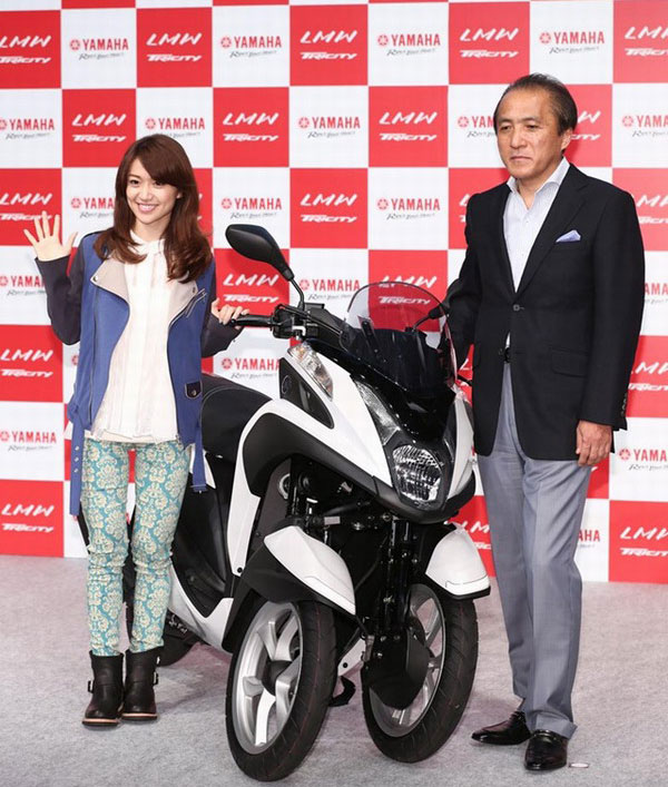 日本雅馬哈發動機株式會社社長(右)和廣告代言藝人大島優子