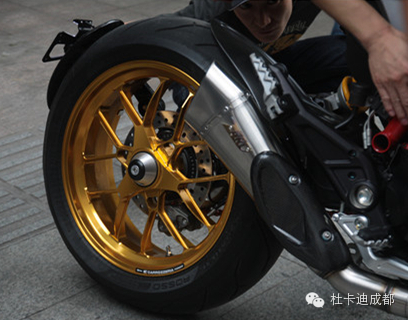 摩托車排氣管安裝