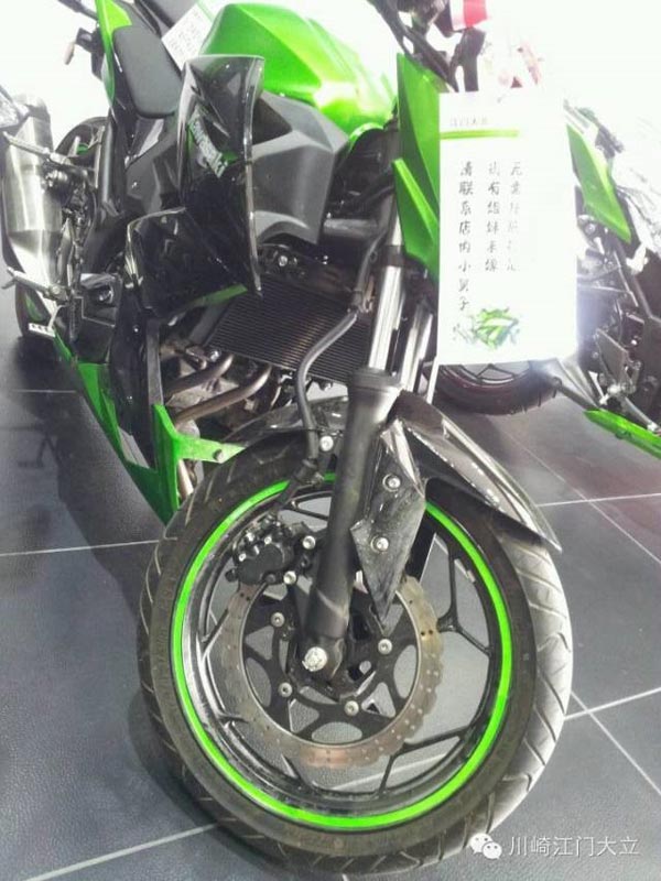 川崎摩托車碳纖紙的加貼,輪轂線的加貼