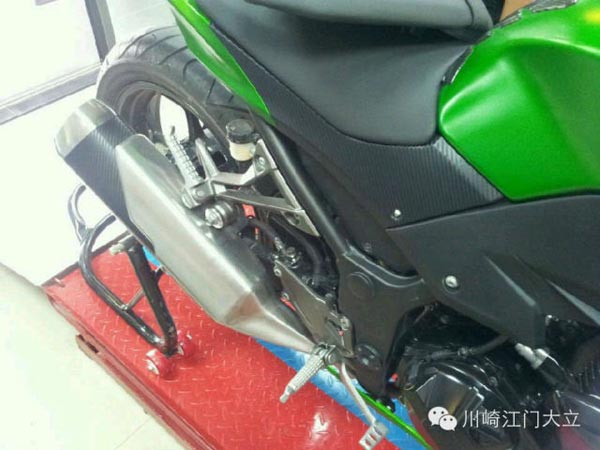 川崎摩托車油箱貼,油箱蓋貼,鏈條蓋,發(fā)動機蓋,碳纖紙的加貼,輪轂線的加貼