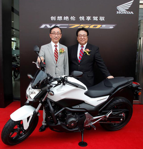 領導與新發布車型NC750S合影