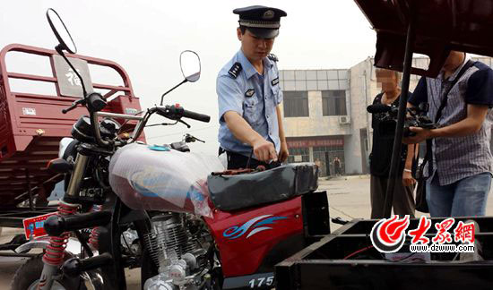 民警指證被查封現場正在貼標的假冒品牌三輪摩托車