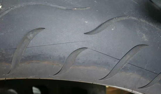 摩托車輪胎 彎道處于滑動狀態
