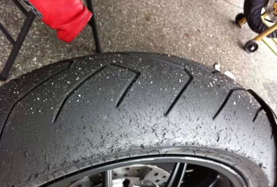 摩托車輪胎 彎道處于滑動狀態
