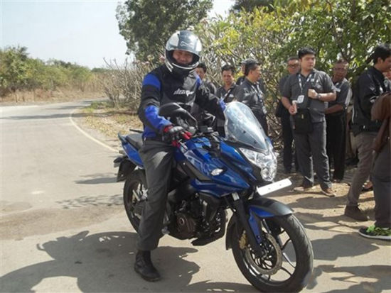 印度Bajaj(巴賈杰)運(yùn)動(dòng)ADV款摩托車圖片爆出