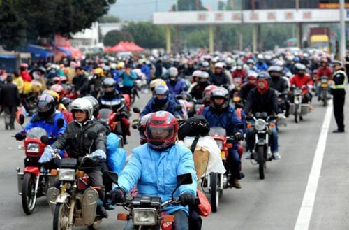 春運一票難求摩托車大軍返鄉