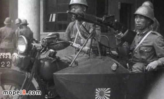 手持大正十一式輕機(jī)槍?zhuān)ㄋ追Q(chēng)歪把子)的日本鬼子坐在“97陸王”貨斗內(nèi)