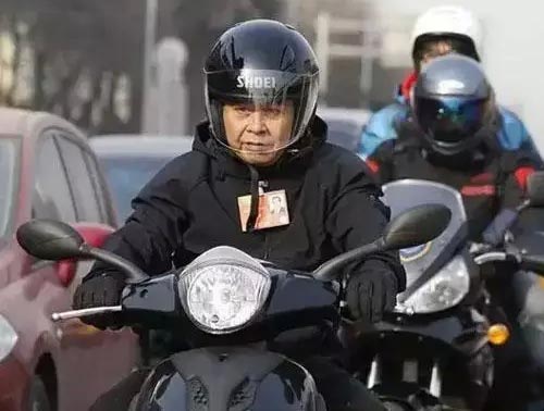 重慶宗申集團(tuán)董事長左宗申委員騎摩托車參加兩會(huì)