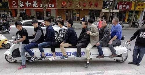 鄭州街頭長約4.7米的電動車