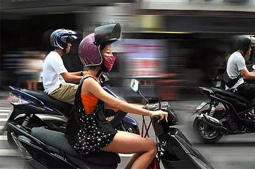 臺北市民在市區道路上駕駛“機車