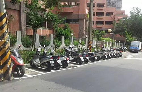 臺北路邊畫出的摩托車停車位